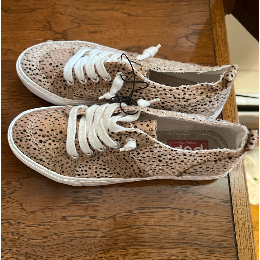 Women’s tennis shoes by Pop.  NWOT size 8M